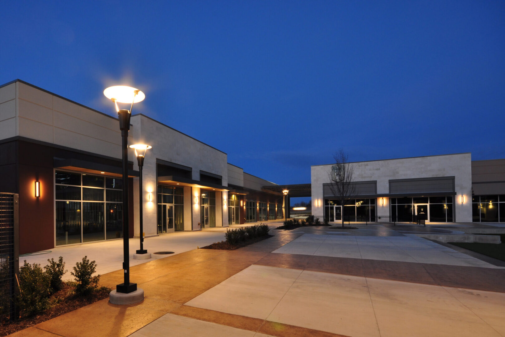 A large building with lights on the outside.